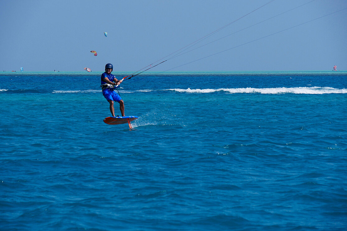 Kite foiling