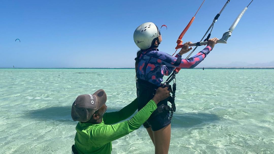 [KIDS CLUB OSMOSIS]
first baby steps into kiting 
🤙

#learn2kite #kiteschool #kitespot #teaching #learning #fun #family...